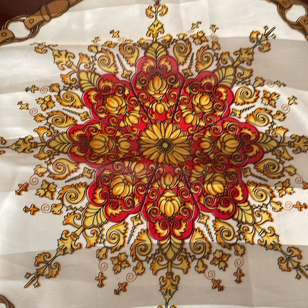 Beautiful Set of 3 Polyester Scarfs and 1 Silk Scarf. - Picture 15 of 16